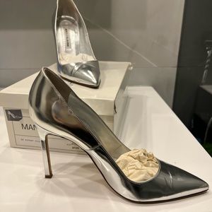 Manolo Blahnik silver pump. Size 37.